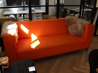 Kunstlederen ek bank met enkele beschadigingen. afmeting 200 x 90 x 80 cm. - afbeelding 1 van  3