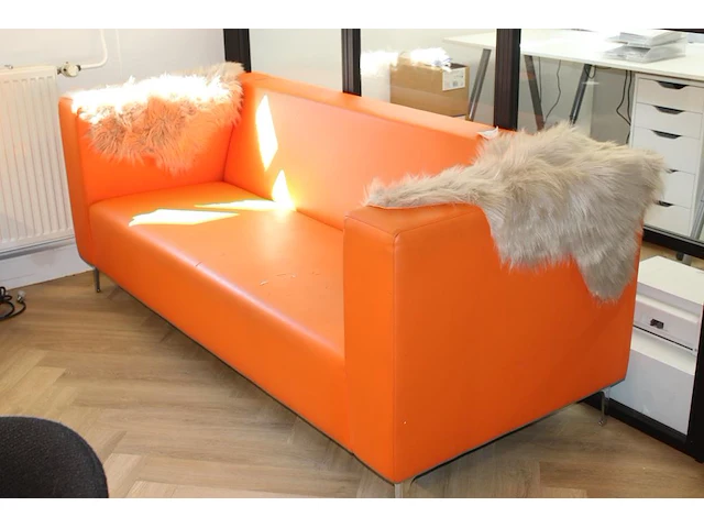 Kunstlederen ek bank met enkele beschadigingen. afmeting 200 x 90 x 80 cm. - afbeelding 2 van  3