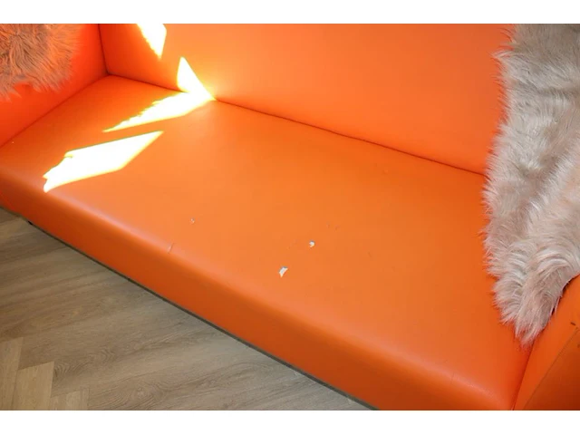 Kunstlederen ek bank met enkele beschadigingen. afmeting 200 x 90 x 80 cm. - afbeelding 3 van  3