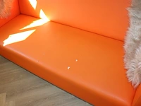 Kunstlederen ek bank met enkele beschadigingen. afmeting 200 x 90 x 80 cm. - afbeelding 3 van  3