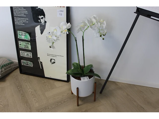Kunstorchidee in pot. totale hoogte 90cm. - afbeelding 1 van  2