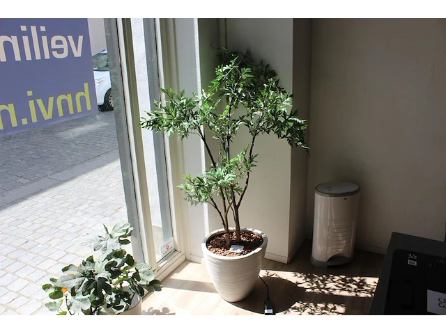 Kunstplant in pot met hoogte 140 cm. - afbeelding 1 van  2
