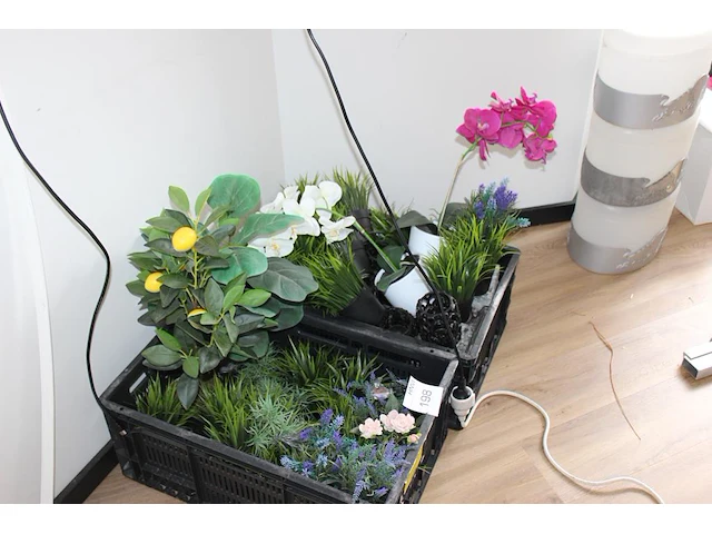 Kunstplanten en bloemen in twee kratten. - afbeelding 2 van  2