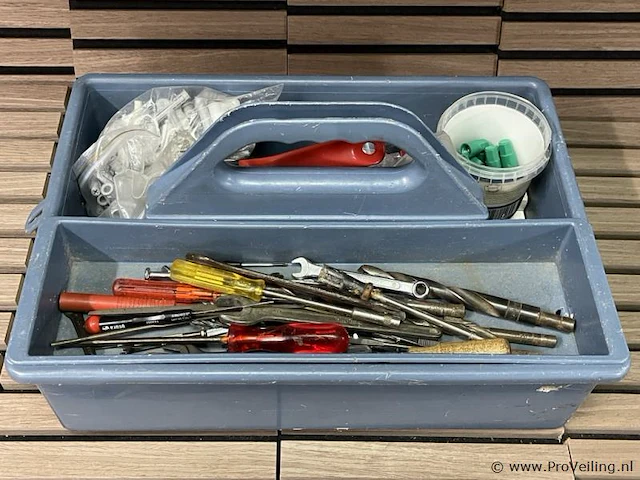 Kunststof bak incl. handgereedschappen o.a. steeksleutels & schroevendraaiers - afbeelding 1 van  2