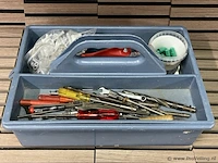 Kunststof bak incl. handgereedschappen o.a. steeksleutels & schroevendraaiers - afbeelding 1 van  2