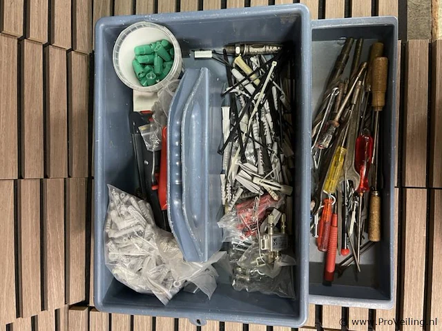 Kunststof bak incl. handgereedschappen o.a. steeksleutels & schroevendraaiers - afbeelding 2 van  2
