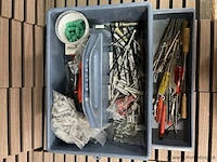 Kunststof bak incl. handgereedschappen o.a. steeksleutels & schroevendraaiers - afbeelding 2 van  2