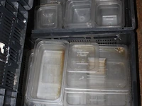 Kunststof bakken en deksels in diverse maten en uitvoeringen op zes schappen. - afbeelding 9 van  9