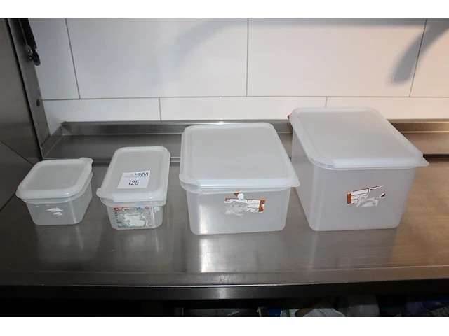 Kunststof bakken in diverse maten en uitvoeringen op twee schappen. - afbeelding 1 van  3