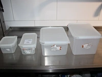 Kunststof bakken in diverse maten en uitvoeringen op twee schappen. - afbeelding 1 van  3