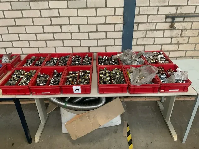 Kunststof bakken met installatiematerialen - afbeelding 1 van  3