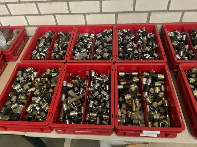 Kunststof bakken met installatiematerialen - afbeelding 2 van  3