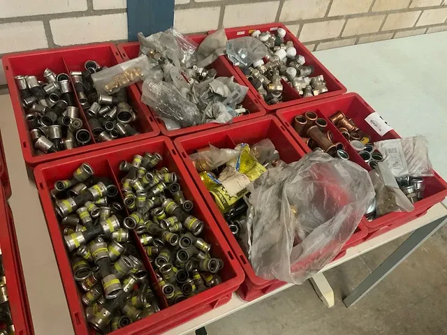 Kunststof bakken met installatiematerialen - afbeelding 3 van  3