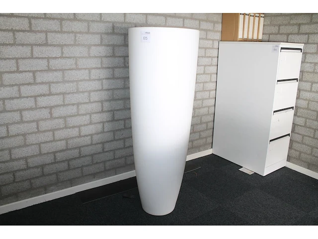 Kunststof bloempot met doorsnede 48 cm en hoogte 138 cm. - afbeelding 1 van  2
