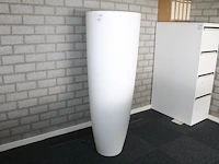 Kunststof bloempot met doorsnede 48 cm en hoogte 138 cm. - afbeelding 1 van  2