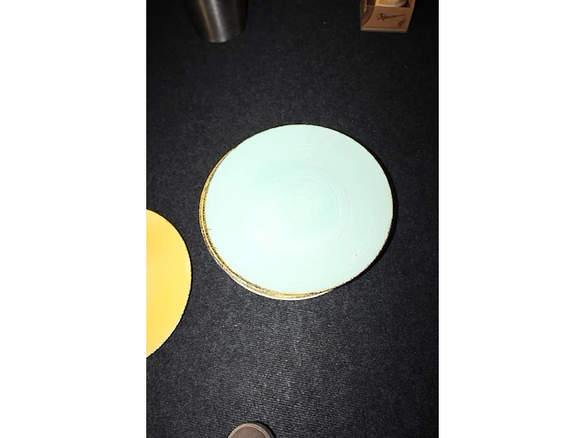 Kunststof borden in diverse kleuren. doorsnede 33 cm. - afbeelding 2 van  2