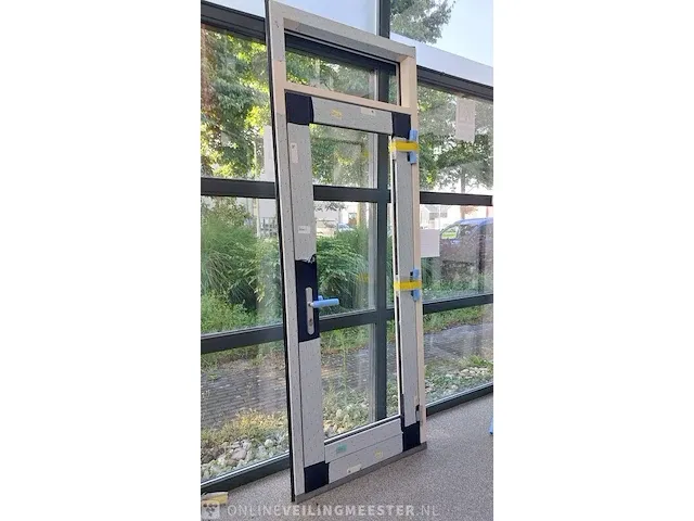 Kunststof deur met kozijn - afbeelding 1 van  8