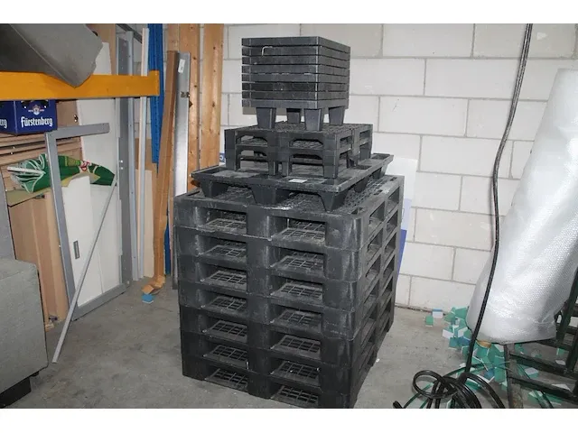 Kunststof pallets in diverse maten en uitvoeringen. totaal 18 stuks. - afbeelding 1 van  5