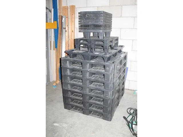 Kunststof pallets in diverse maten en uitvoeringen. totaal 18 stuks. - afbeelding 3 van  5