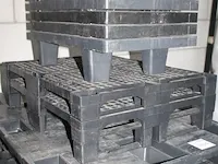 Kunststof pallets in diverse maten en uitvoeringen. totaal 18 stuks. - afbeelding 5 van  5