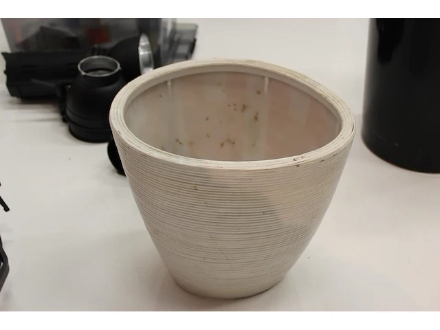 Kunststof plantenbak, hoogte 34 cm. - afbeelding 1 van  1