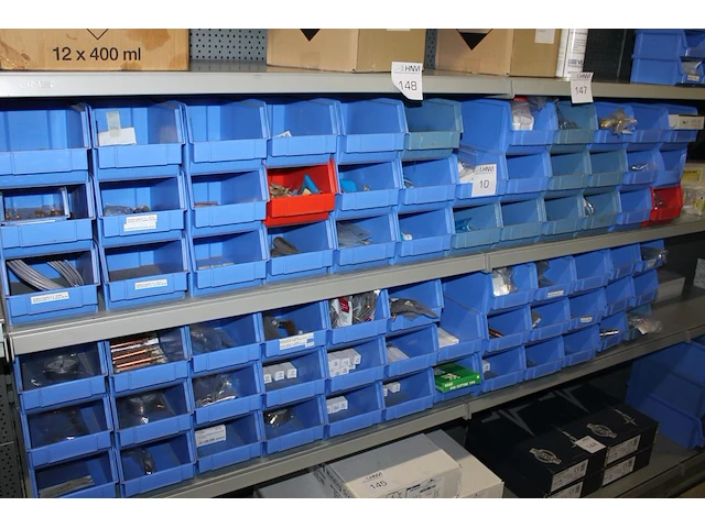 Kunststof stapelbakken met lasaccessoires. 70 stuks. - afbeelding 1 van  8