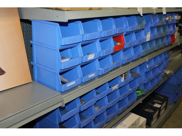 Kunststof stapelbakken met lasaccessoires. 70 stuks. - afbeelding 2 van  8