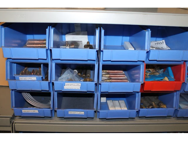 Kunststof stapelbakken met lasaccessoires. 70 stuks. - afbeelding 3 van  8