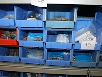Kunststof stapelbakken met lasaccessoires. 70 stuks. - afbeelding 4 van  8
