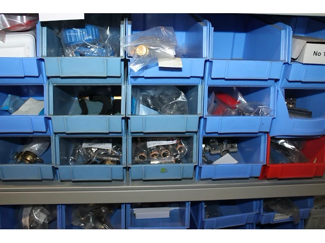 Kunststof stapelbakken met lasaccessoires. 70 stuks. - afbeelding 5 van  8