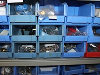 Kunststof stapelbakken met lasaccessoires. 70 stuks. - afbeelding 5 van  8