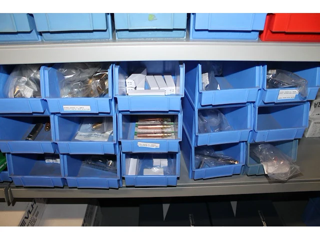 Kunststof stapelbakken met lasaccessoires. 70 stuks. - afbeelding 6 van  8