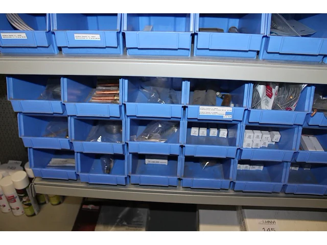 Kunststof stapelbakken met lasaccessoires. 70 stuks. - afbeelding 8 van  8