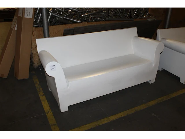 Kunststof tuinbank kartell model bubbleclub by stack, met gescheurd zitgedeelte. - afbeelding 2 van  3