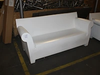 Kunststof tuinbank kartell model bubbleclub by stack, met gescheurd zitgedeelte. - afbeelding 2 van  3