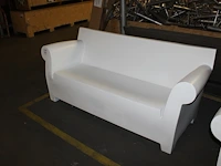 Kunststof tuinbank kartell model bubbleclub by stack, met gescheurd zitgedeelte. - afbeelding 3 van  3