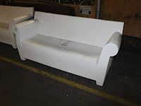 Kunststof tuinbank kartell model bubbleclub by stack, met kleine beschadiging aan zitgedeelte. - afbeelding 2 van  3