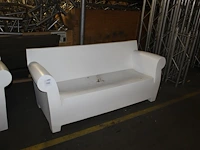 Kunststof tuinbank kartell model bubbleclub by stack, met kleine beschadiging aan zitgedeelte. - afbeelding 3 van  3
