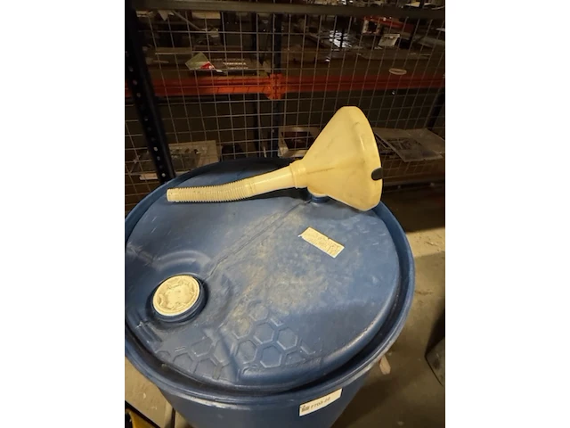 Kunststof vat en trechter blauw - afbeelding 2 van  3