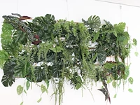 Kunststoffen groenwand bevestigd aan betonijzer. afmeting ca 240 x 110cm. - afbeelding 2 van  3