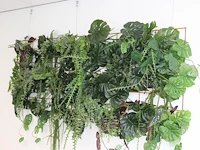 Kunststoffen groenwand bevestigd aan betonijzer. afmeting ca 240 x 110cm. - afbeelding 3 van  3