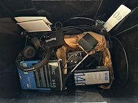 Kunststoffen koffer met diverse foto/video gerelateerde accessoires - afbeelding 1 van  2