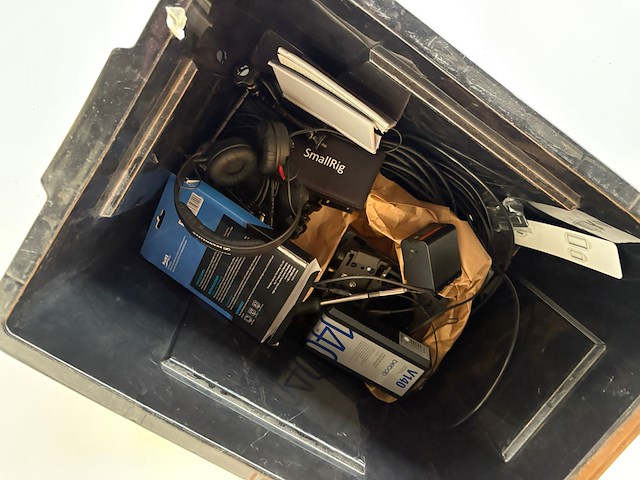 Kunststoffen koffer met diverse foto/video gerelateerde accessoires - afbeelding 2 van  2