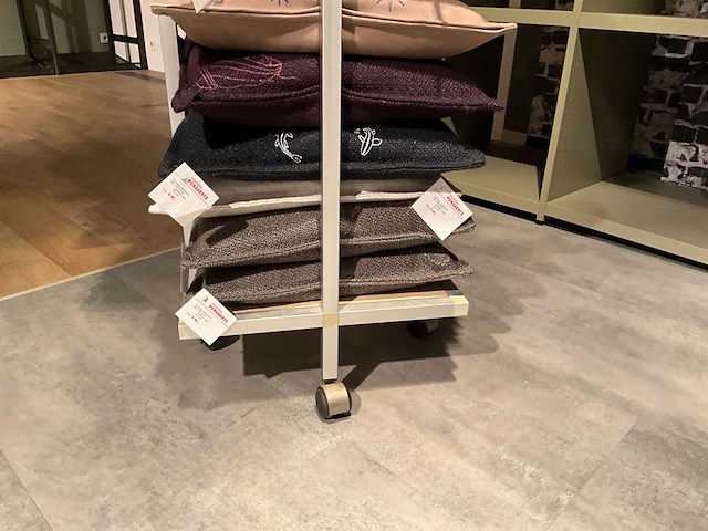 Kussenkar voorzien van kussens - afbeelding 8 van  8