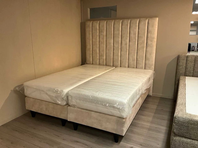 Kuster boxspring - afbeelding 1 van  8