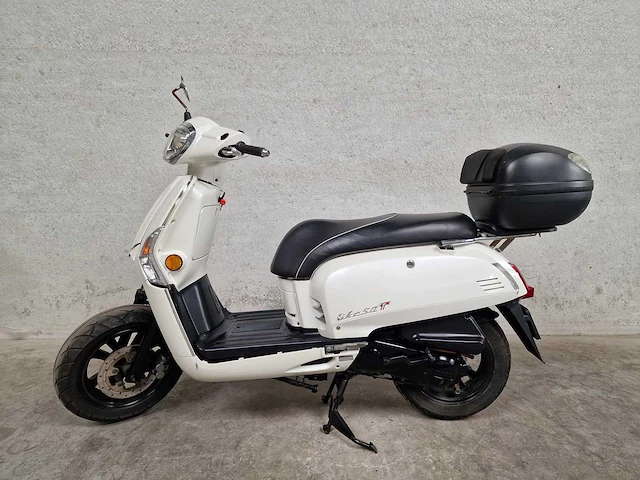 Kymco - bromscooter - like - 4t 45km uitvoering ddx12g - afbeelding 1 van  7