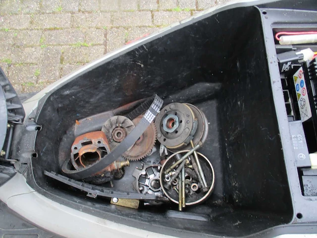 Kymco (scooter alleen bedoeld voor onderdelen) - bromscooter - b&win 50 2 tact liguid cooled - scooter - afbeelding 2 van  10