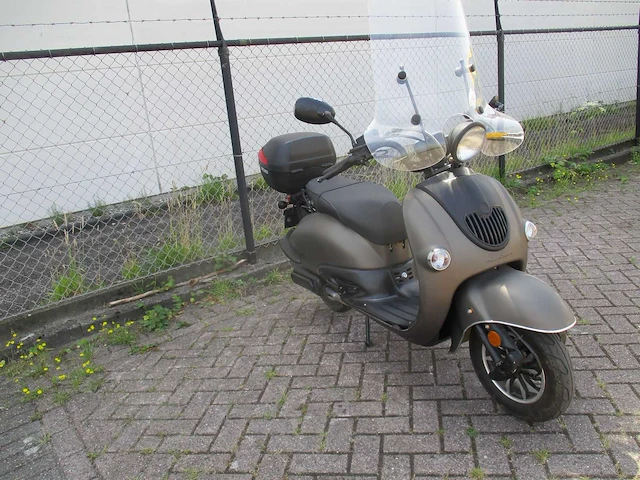 La souris - bromscooter - futuro retro injectie - scooter - afbeelding 6 van  10