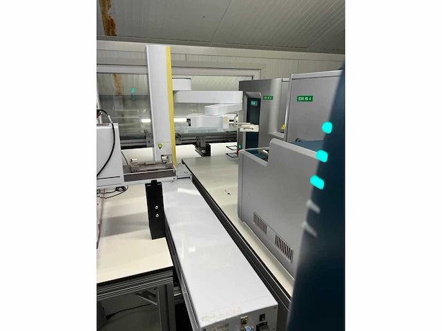 Lab services - 2022 - robotische arm met lineair transport - afbeelding 1 van  2