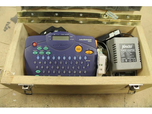 Labelmanager dymo met poweradapter en meerdere cassettes in houten kist. - afbeelding 1 van  1
